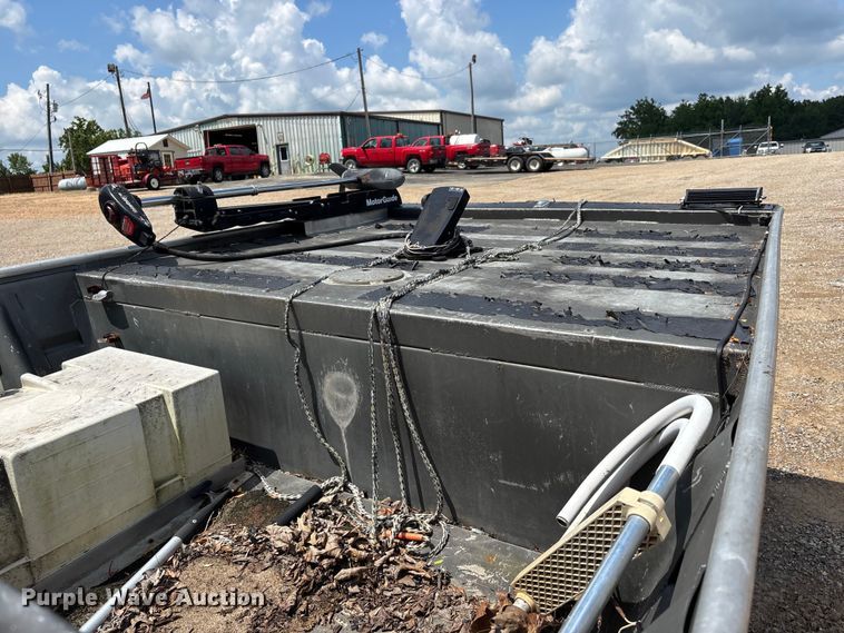 image for item ER3109 1998 Blazer boat