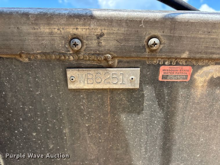 image for item ER3109 1998 Blazer boat