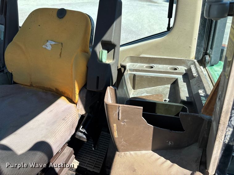 image for item ER3127 2000 John Deere 6110 tractor