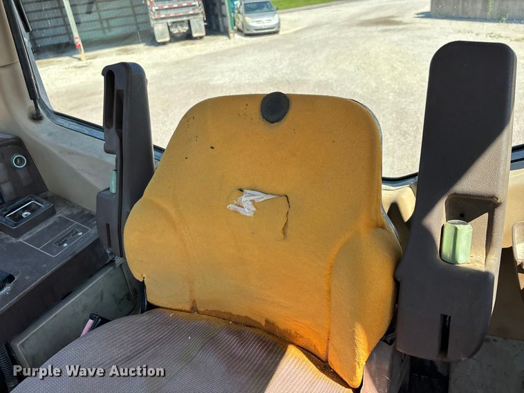 image for item ER3127 2000 John Deere 6110 tractor