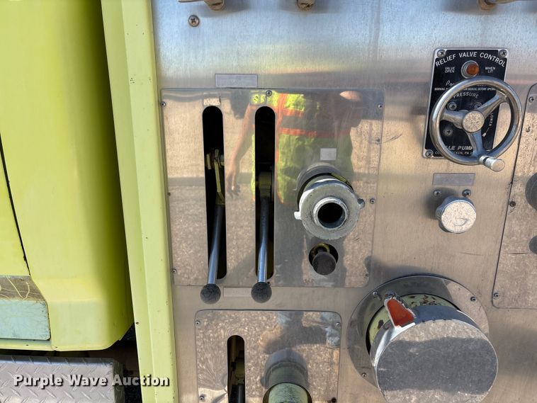 image for item ER7677 1987 Ford F800 fire truck