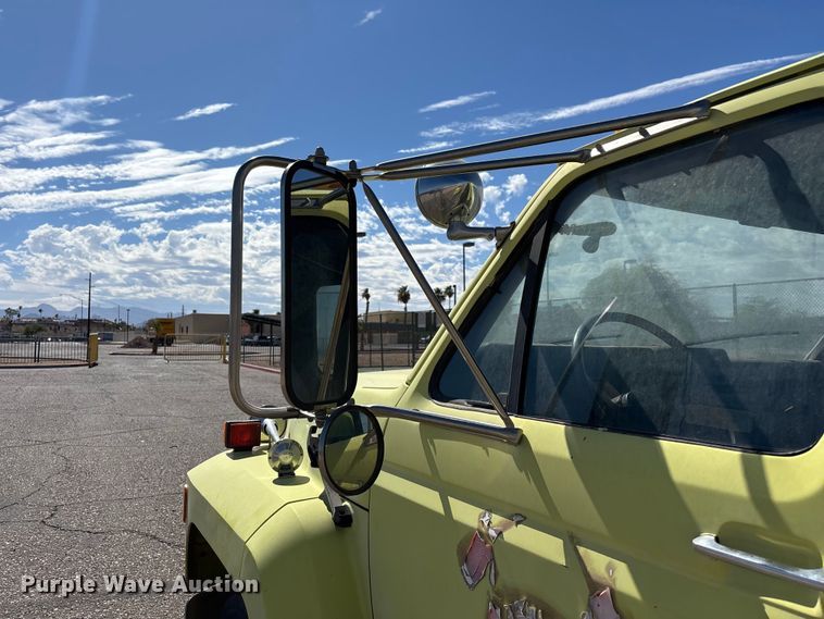 image for item ER7677 1987 Ford F800 fire truck