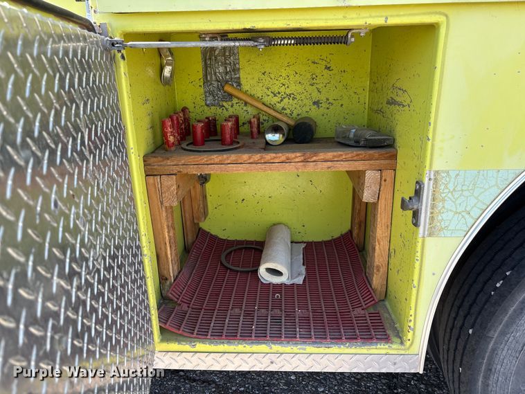 image for item ER7677 1987 Ford F800 fire truck