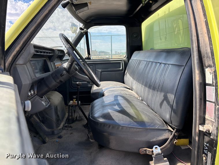 image for item ER7677 1987 Ford F800 fire truck