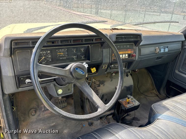image for item ER7677 1987 Ford F800 fire truck