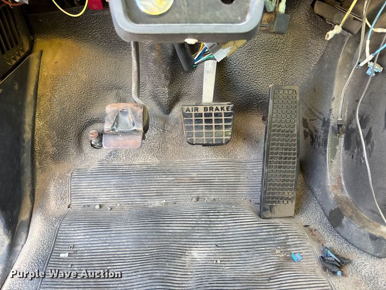 image for item ER7677 1987 Ford F800 fire truck