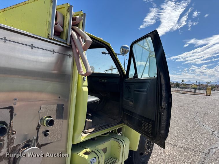 image for item ER7677 1987 Ford F800 fire truck