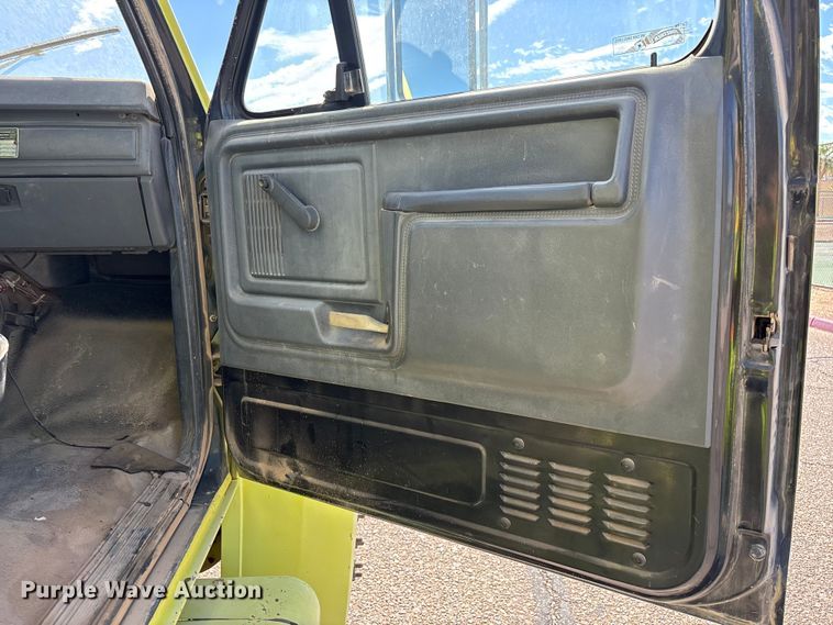 image for item ER7677 1987 Ford F800 fire truck