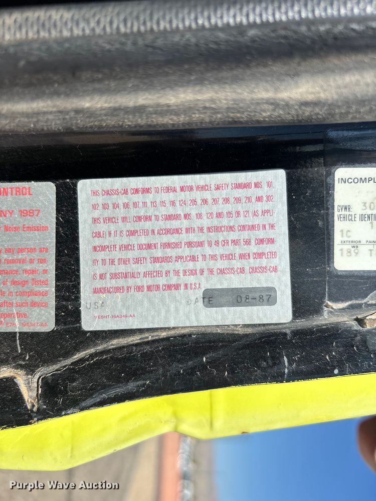 image for item ER7677 1987 Ford F800 fire truck