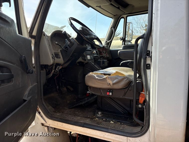 image for item ES8600 2011 International 4400 dump truck