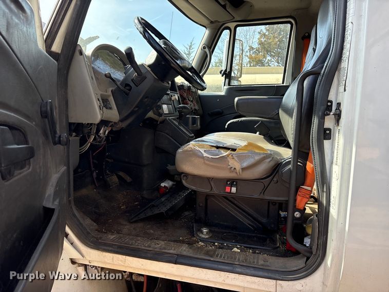 image for item ES8600 2011 International 4400 dump truck