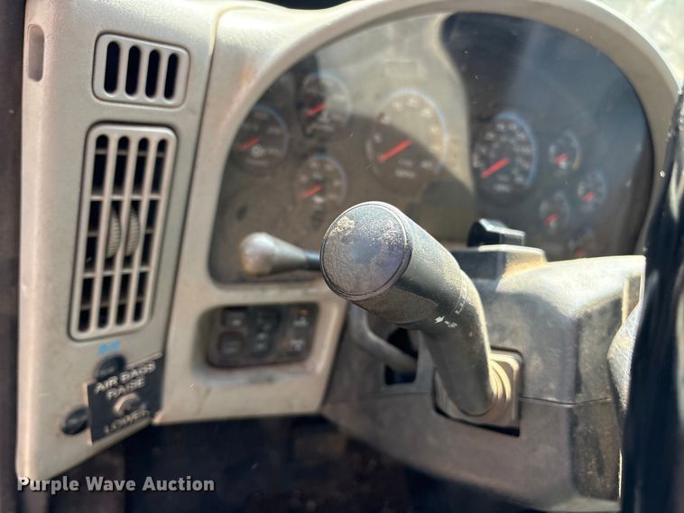 image for item ES8600 2011 International 4400 dump truck