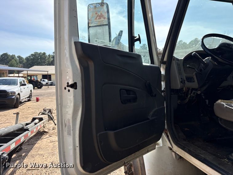 image for item ES8600 2011 International 4400 dump truck