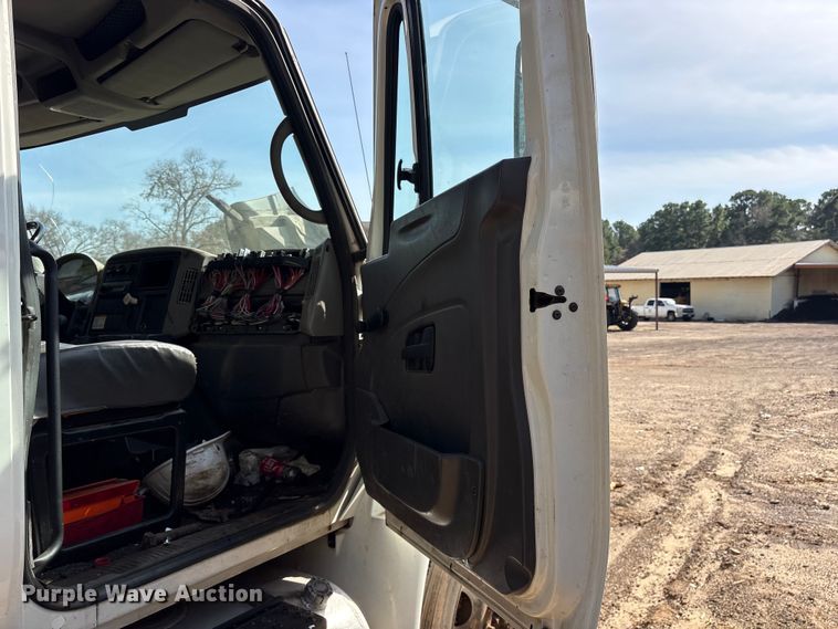image for item ES8600 2011 International 4400 dump truck