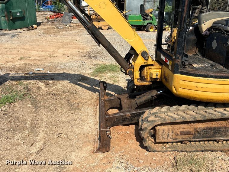image for item ET6479 2004 Caterpillar 303 mini excavator
