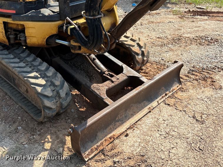 image for item ET6479 2004 Caterpillar 303 mini excavator