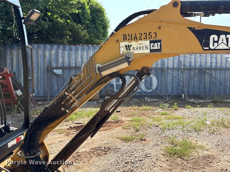 image for item ET6479 2004 Caterpillar 303 mini excavator