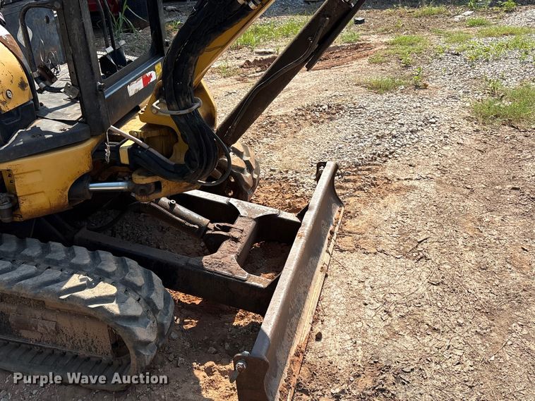 image for item ET6479 2004 Caterpillar 303 mini excavator