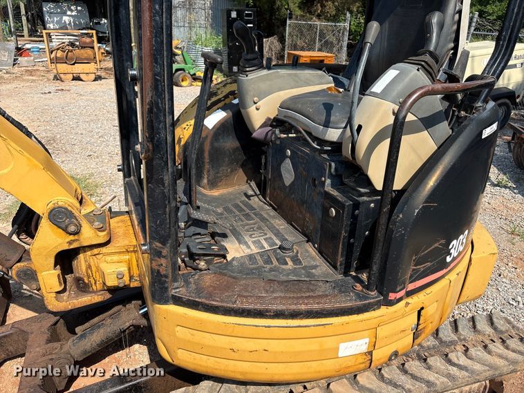 image for item ET6479 2004 Caterpillar 303 mini excavator