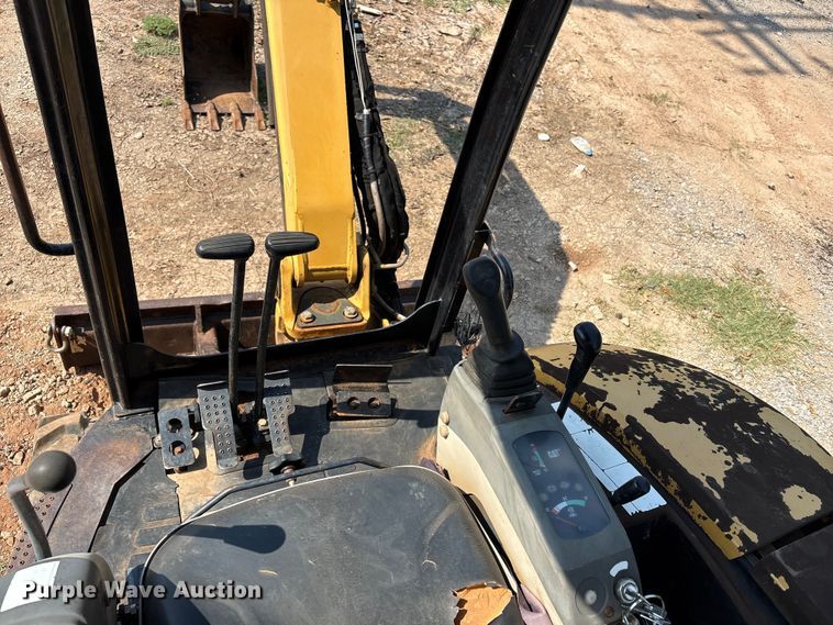 image for item ET6479 2004 Caterpillar 303 mini excavator
