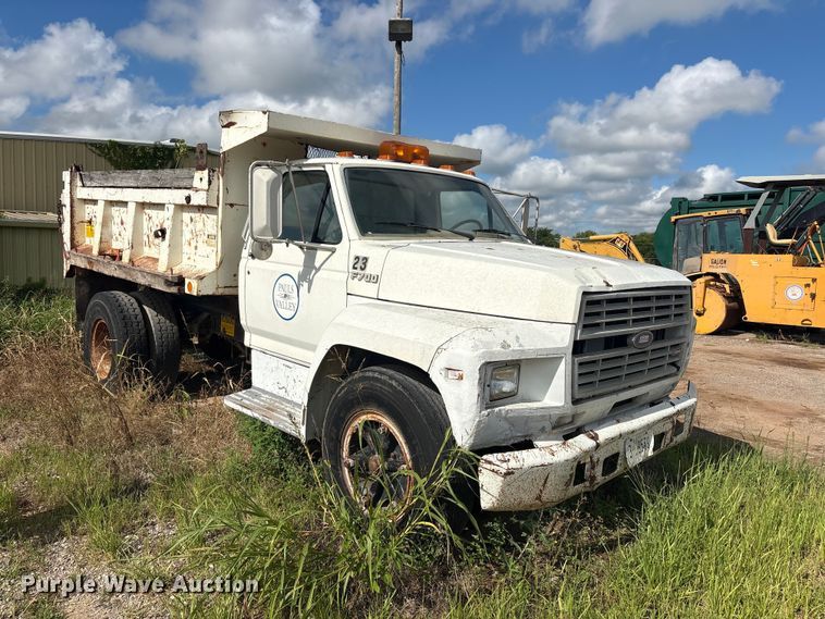 image for item ET6488 1989 Ford F700 dump truck