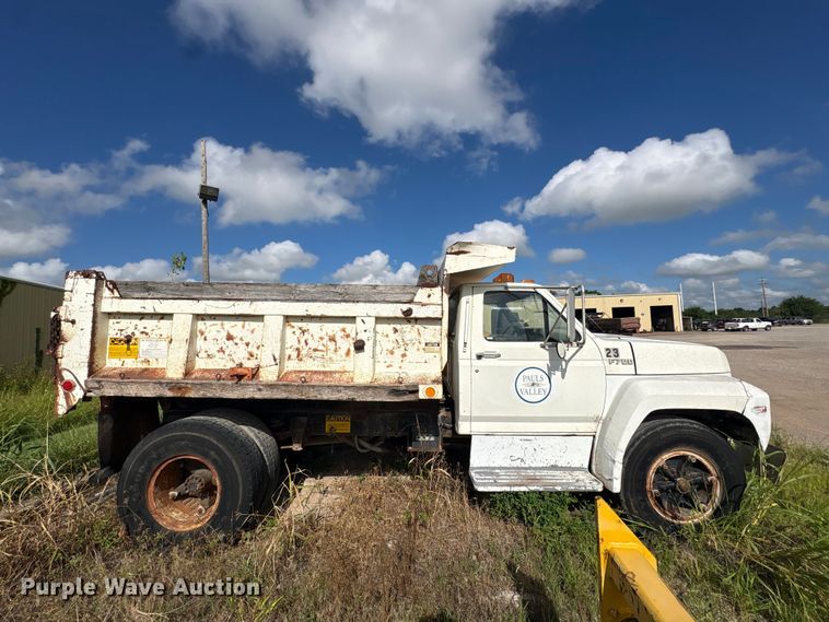 image for item ET6488 1989 Ford F700 dump truck