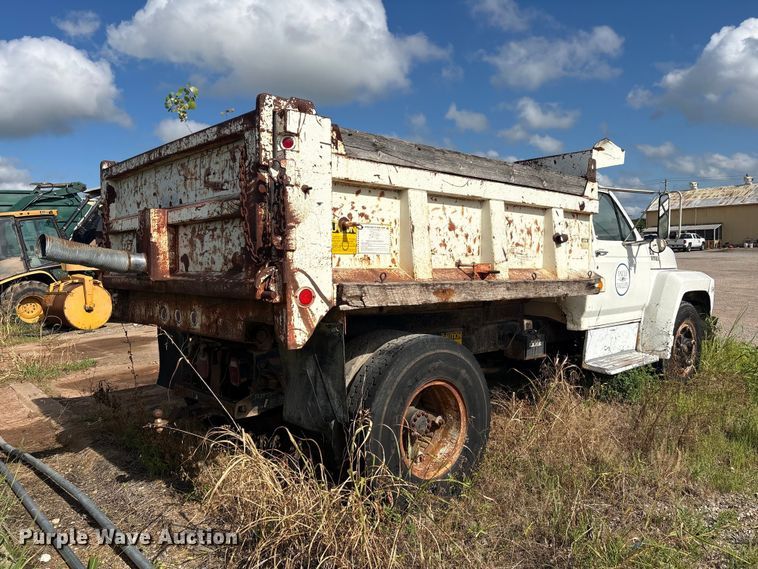 image for item ET6488 1989 Ford F700 dump truck