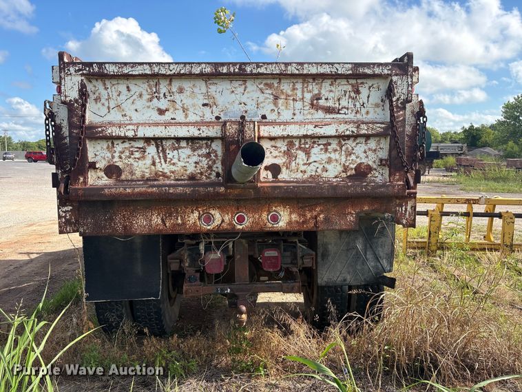 image for item ET6488 1989 Ford F700 dump truck