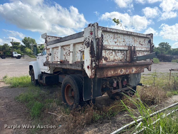 image for item ET6488 1989 Ford F700 dump truck