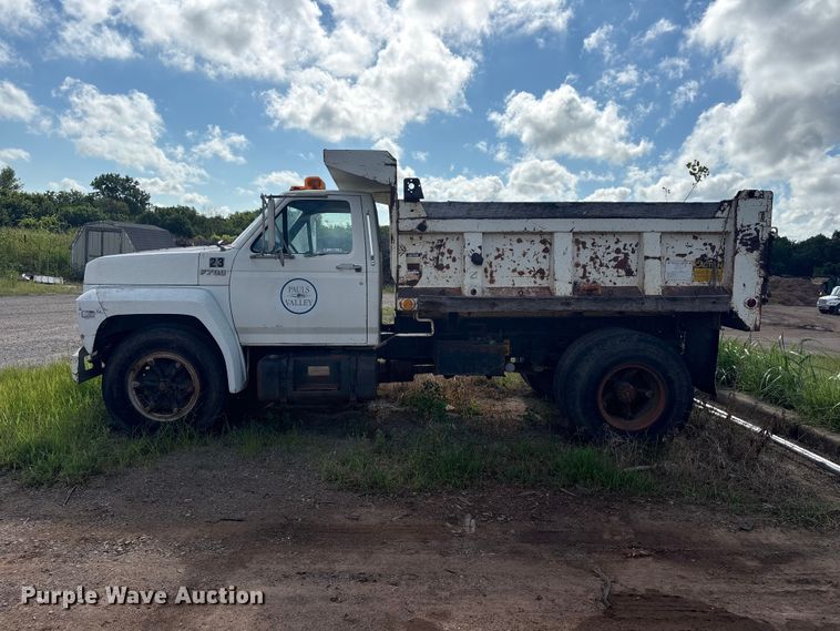 image for item ET6488 1989 Ford F700 dump truck