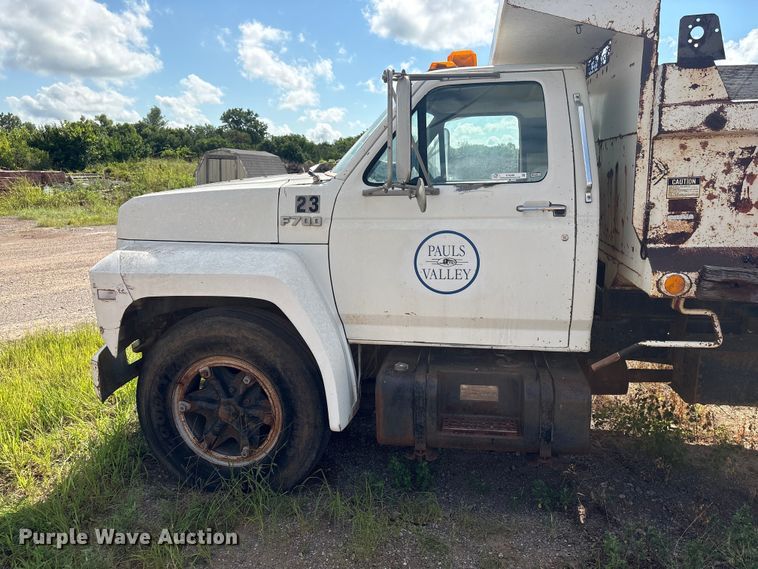 image for item ET6488 1989 Ford F700 dump truck