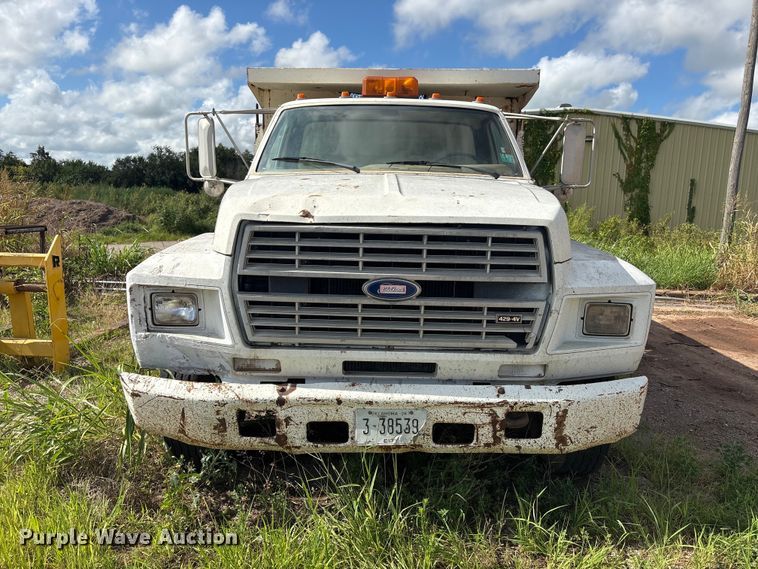 image for item ET6488 1989 Ford F700 dump truck