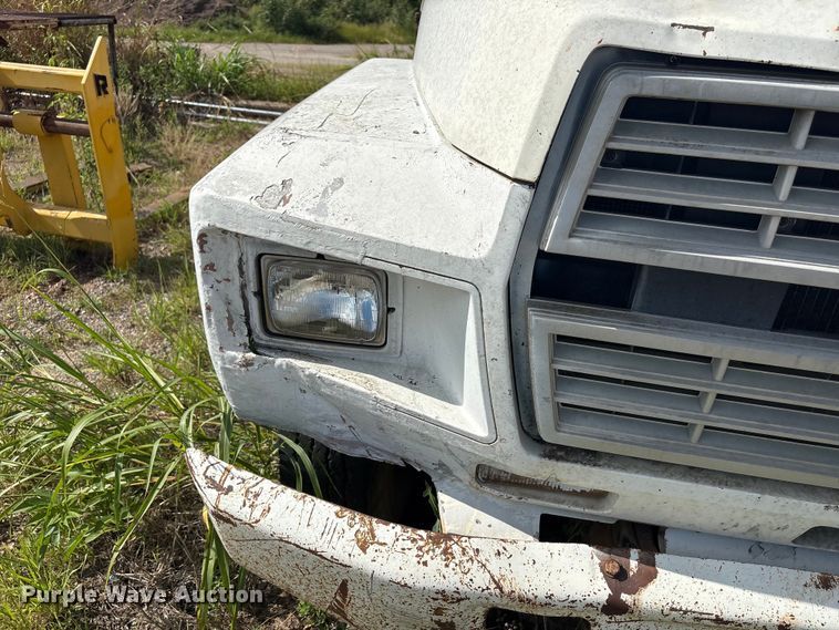 image for item ET6488 1989 Ford F700 dump truck