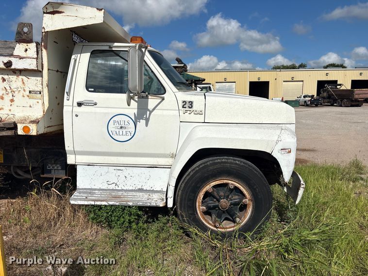 image for item ET6488 1989 Ford F700 dump truck