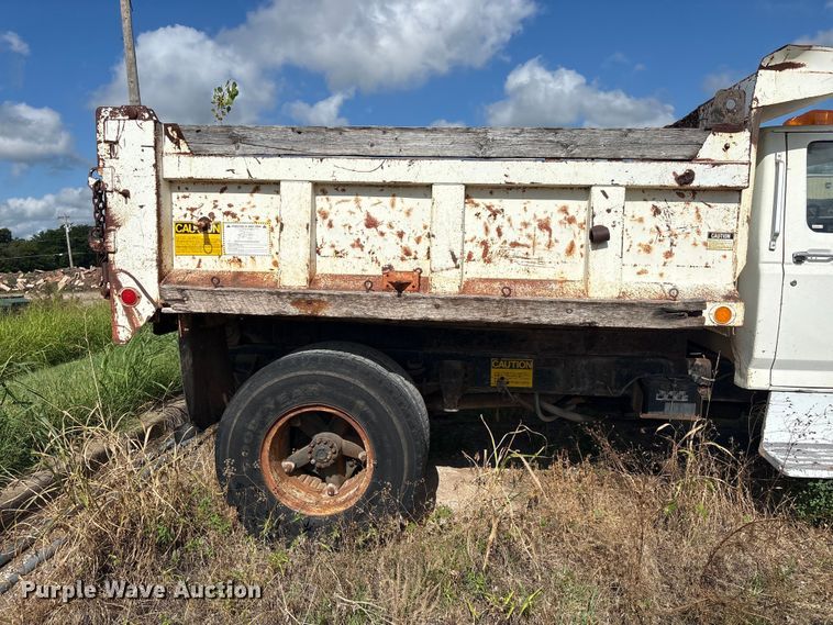 image for item ET6488 1989 Ford F700 dump truck