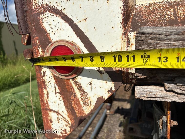 image for item ET6488 1989 Ford F700 dump truck