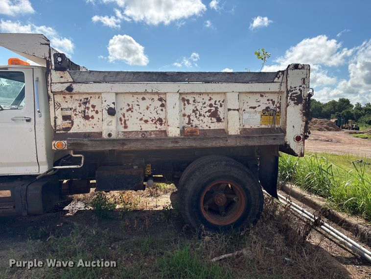 image for item ET6488 1989 Ford F700 dump truck