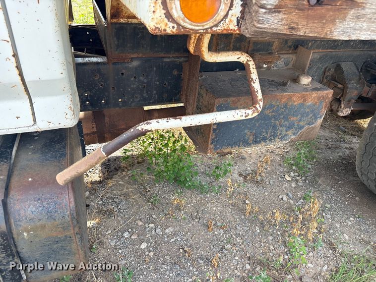 image for item ET6488 1989 Ford F700 dump truck