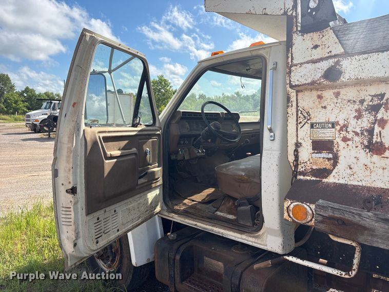 image for item ET6488 1989 Ford F700 dump truck