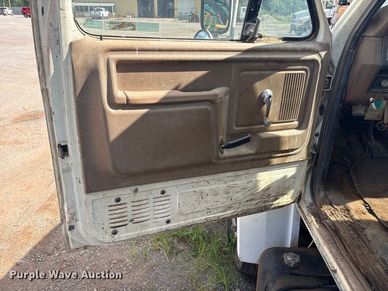 image for item ET6488 1989 Ford F700 dump truck