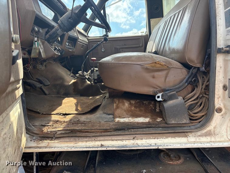 image for item ET6488 1989 Ford F700 dump truck