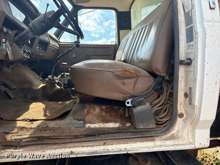 image for item ET6488 1989 Ford F700 dump truck
