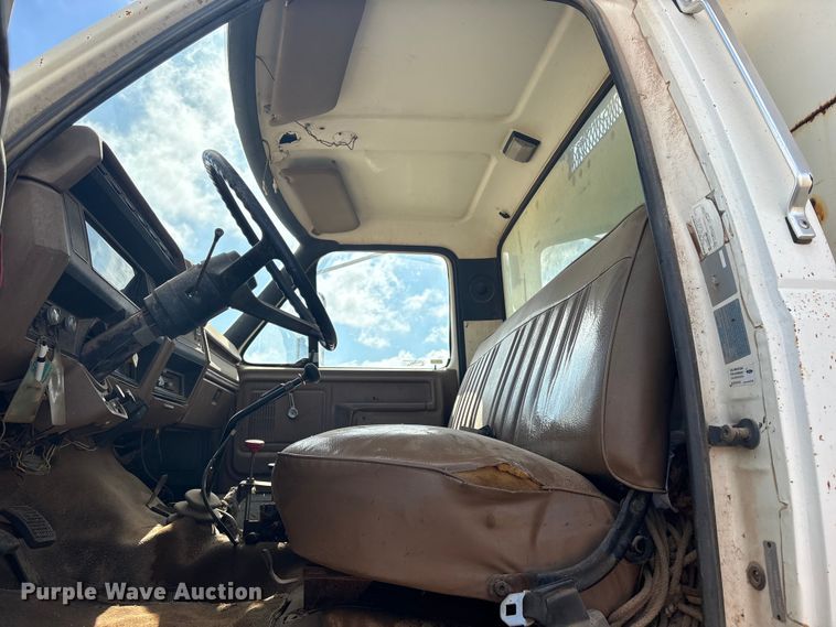 image for item ET6488 1989 Ford F700 dump truck
