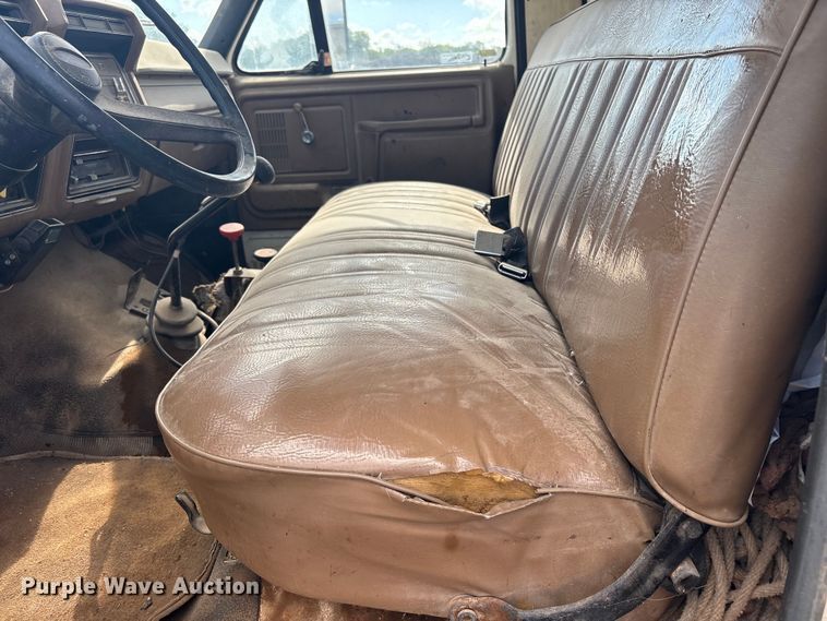 image for item ET6488 1989 Ford F700 dump truck