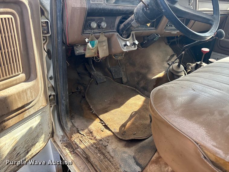 image for item ET6488 1989 Ford F700 dump truck