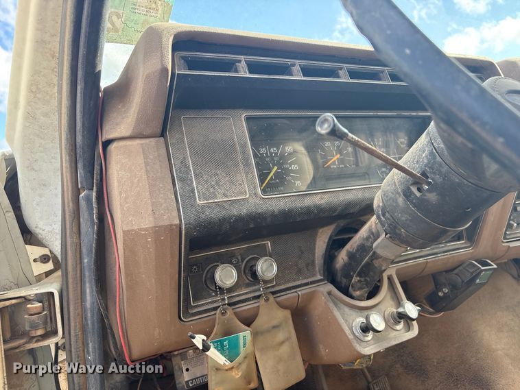 image for item ET6488 1989 Ford F700 dump truck