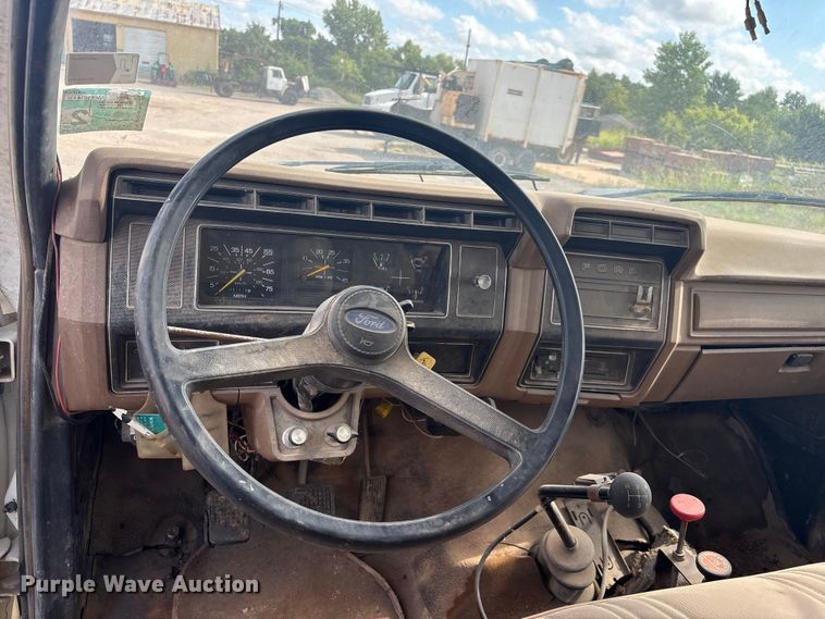 image for item ET6488 1989 Ford F700 dump truck