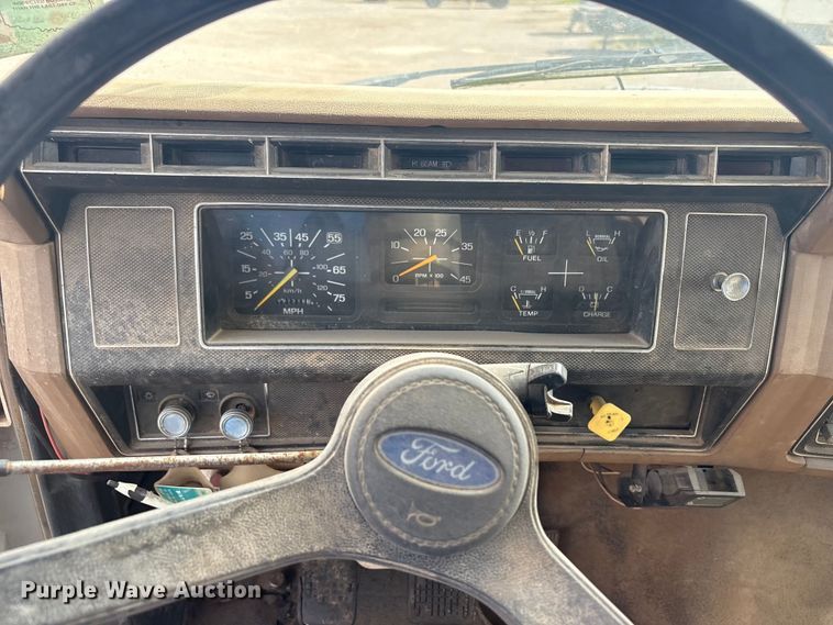 image for item ET6488 1989 Ford F700 dump truck