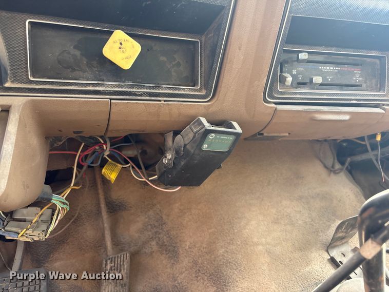 image for item ET6488 1989 Ford F700 dump truck