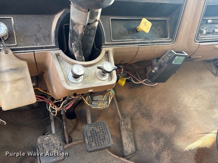 image for item ET6488 1989 Ford F700 dump truck